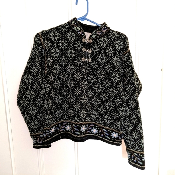 Nomadic traders sweater black and Lt blue snowflakes flowers 3 clasps - Picture 1 of 7